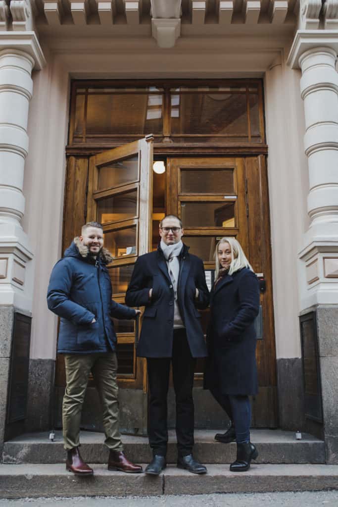 BOWAn osakkaat Matti Vansén Matias Isotalo ja Paula Bock vasemmalta oikealle toimiston ovella