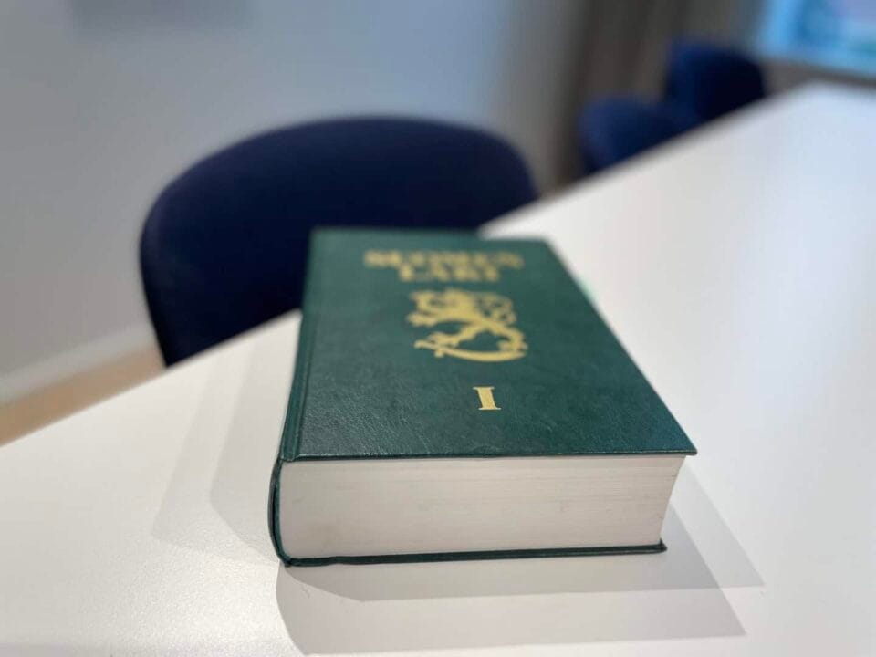 Suomen laki-kirja pöydällä. Artikkelin kuva