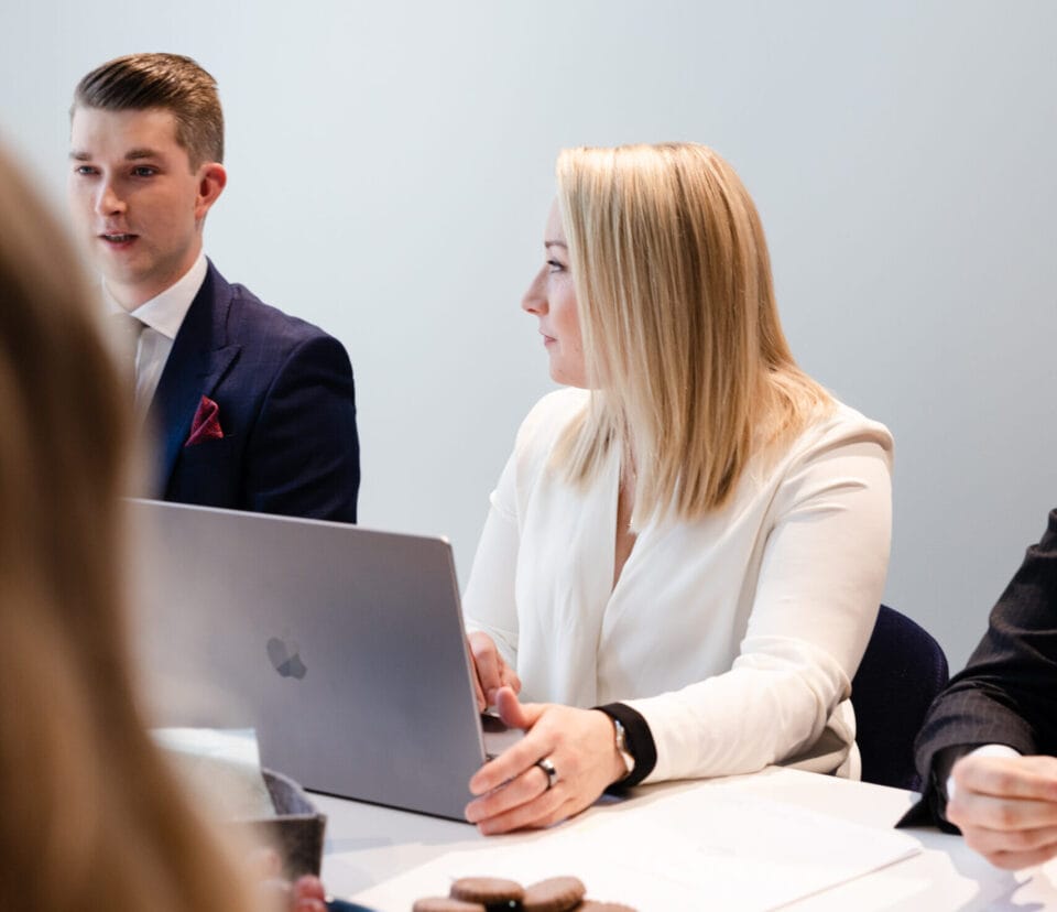 Verojuristit Paula Bock ja Valtteri Gundersby||