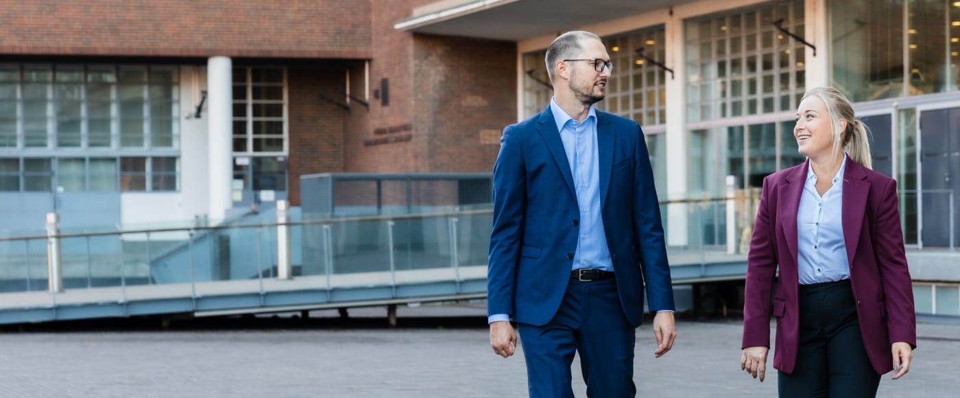BOWA Legalin lakimiehet Matti Isotalo (OTM ja partner) sekä Paula Bock (OTM ja perustaja) kävelemässä pois Helsingin käräjäoikeudesta.