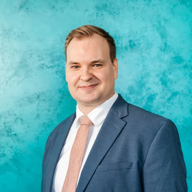 eetu-sinisalo-bowa-legal • BOWA Legal BOWA Legalin lakimies Eetu Sinisalo (OTM, KTK) sinisessä puvussa.