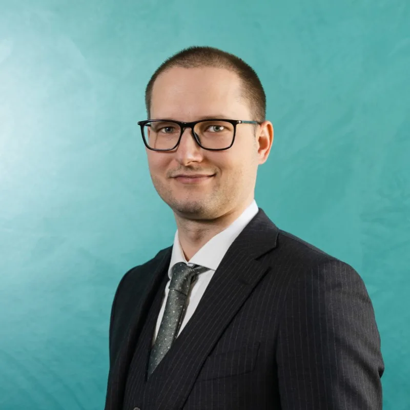 BOWA Legalin osakas Matias Isotalo (OTM), luvan saanut oikeudenkäyntiavustaja tummassa puvussa.