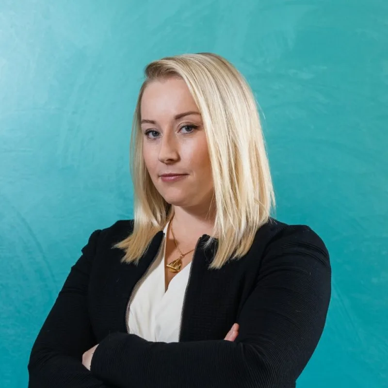 paula-bock-bowa-legal • BOWA Legal BOWA Legalin perustaja Paula Bock (OTM), luvan saanut oikeudenkäyntiavustaja mustassa puvussa.